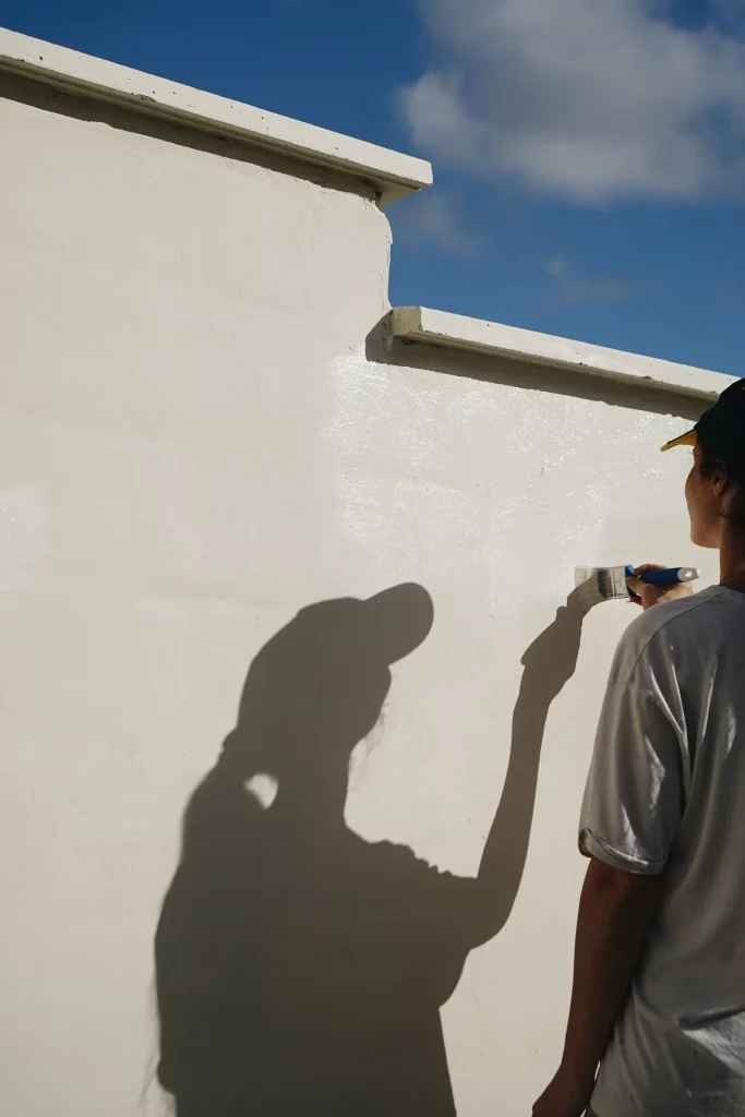Mise en couleur d'un mur extérieur avec la peinture prochibat